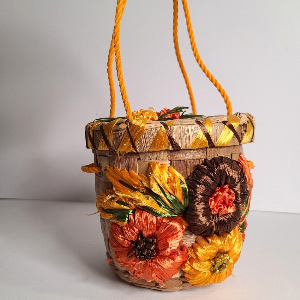 Vintage rafia woven palm leaf round basket purse